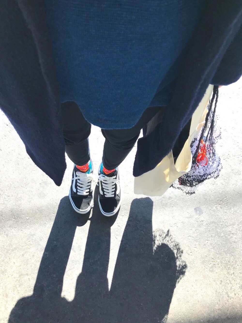「網バッグ、GU、バンズ、あちゃちゅむ、ムンクの叫び」｜「VANSのVANS ヴァンズ OLD SKOOL DX オールドスクール DX V36CL+ BLACK（スニーカー、ブラック系）」を使った、CHIさん（レディース・160cm）の秋コーディネートの1枚目の写真