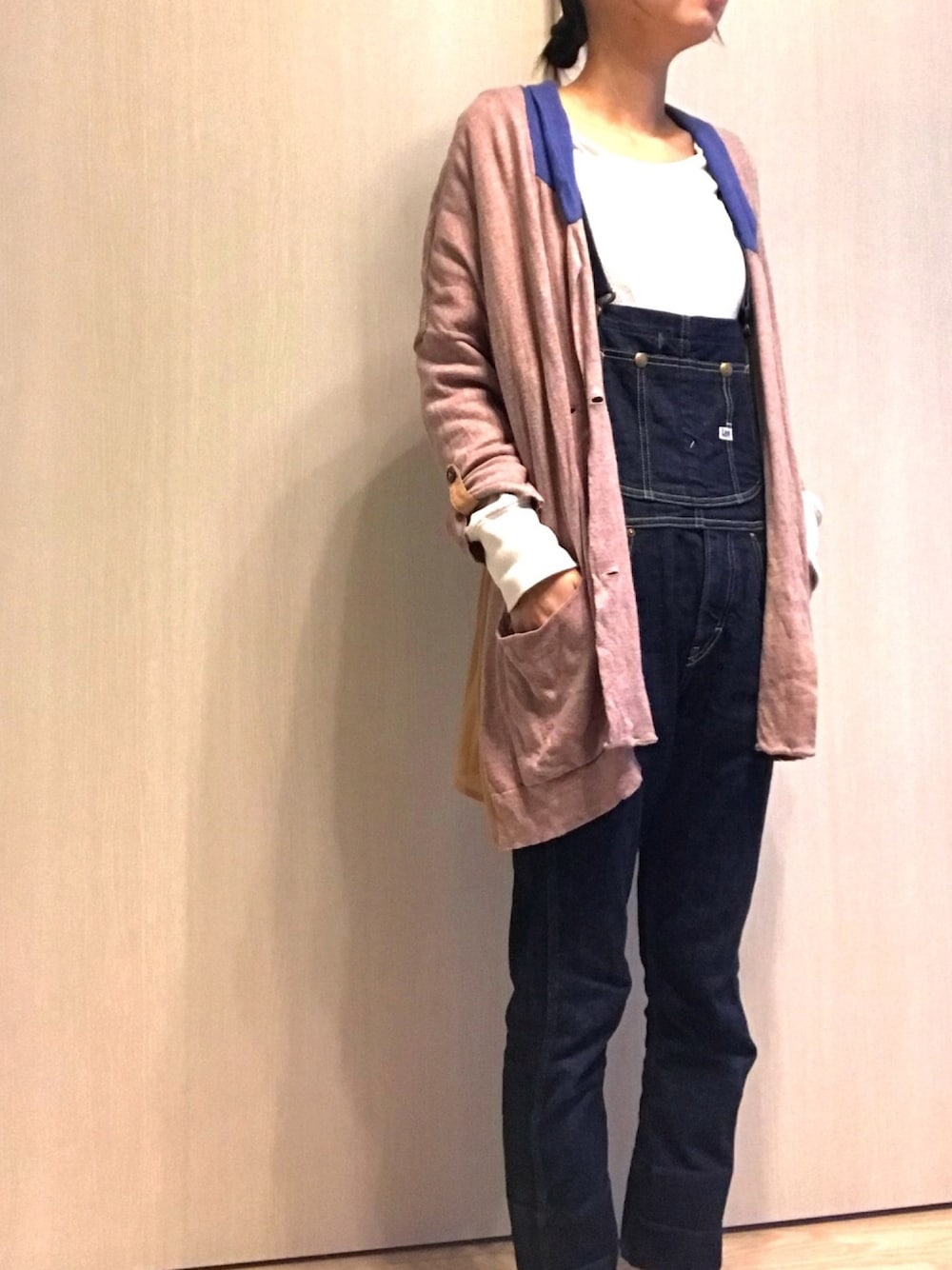 「LEE、Keikiii、ニコアンド、loaf 、チャオパニック、オーバーオール」｜「loafのアイテム（カーディガン/ボレロ、ベージュ系）」を使った、CHIさん（レディース・160cm）の秋コーディネートの1枚目の写真