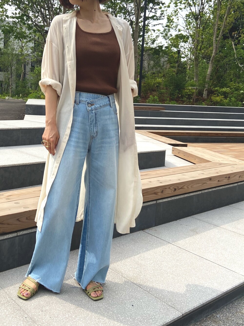 「シアーシャツ、サスティナブル、オトナカジュアル、サンダル、デニムコーデ」｜「OZOCの【洗える】シアーロングシャツ（シャツ/ブラウス、ベージュ系）」を使った、OZOC_officialさん（レディース・160cm）の夏コーディネートの1枚目の写真