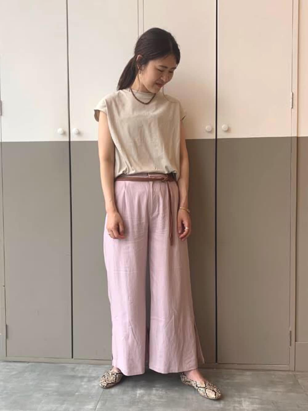 「シンプルコーデ、夏コーデ、オトナ女子、リラックススタイル」｜「OZOCのリネン混スリットワイドパンツ（その他パンツ、パープル系）」を使った、OZOC_officialさん（レディース・160cm）の夏コーディネートの1枚目の写真