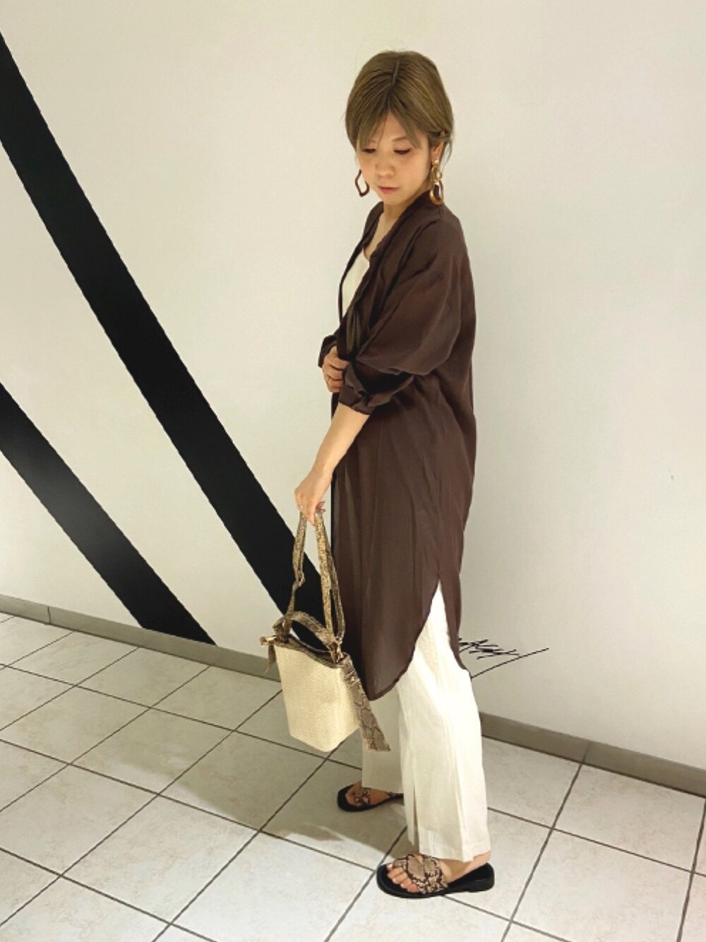 「シアーシャツ、シアー、ロングシャツ、大人カジュアル、休日スタイル」｜「OZOCの【洗える】シアーロングシャツ（シャツ/ブラウス、ブラウン系）」を使った、OZOC_officialさん（レディース・163cm）の夏コーディネートの1枚目の写真