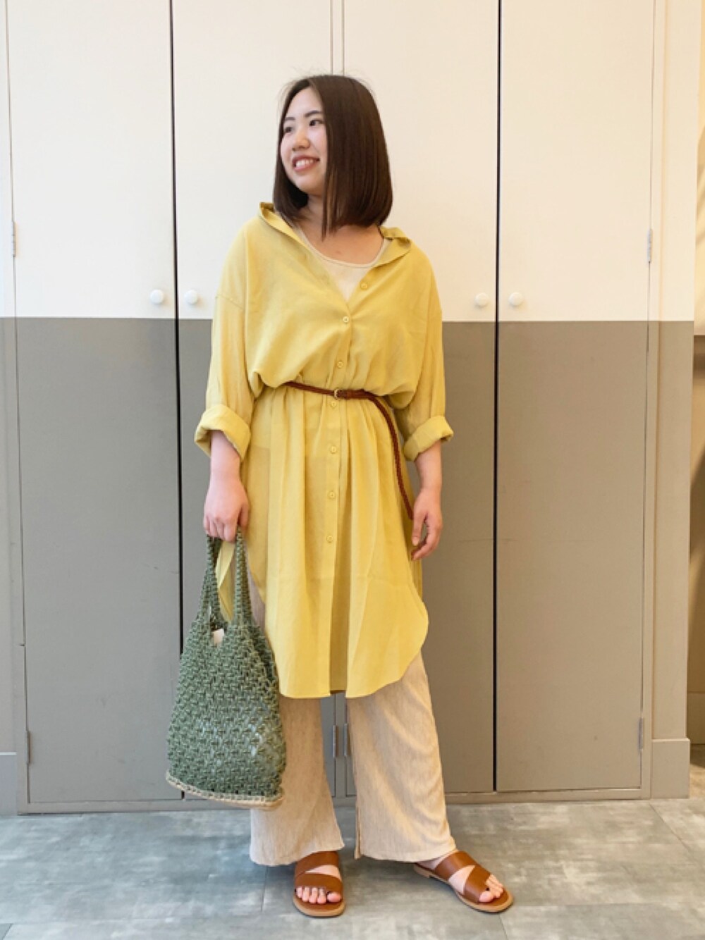 「シアー、シアーシャツ、大人コーデ、パンツスタイル、シャツスタイル」｜「OZOCの【洗える】シアーロングシャツ（シャツ/ブラウス、イエロー系）」を使った、OZOC_officialさん（レディース・160cm）の夏コーディネートの1枚目の写真