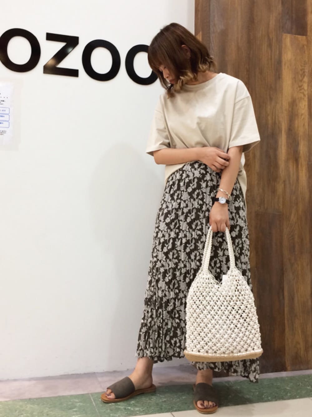 「大人カジュアル、夏だ！Tシャツ着よう！、サンダルコーデ、サンダル、夏」｜「OZOCの[洗える]イレギュラーヘム フラワーランダムプリーツスカート（スカート、ブラウン系）」を使った、OZOC_officialさん（レディース・160cm）の夏コーディネートの1枚目の写真
