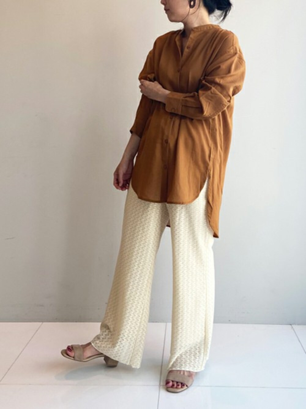 「レース、ワイドパンツ、イージーパンツ、シアーシャツ、シアー、レースパンツ、バンドカラーシャツ」｜「OZOCの[洗える]ジャガードレースパンツ（その他パンツ、ホワイト系）」を使った、OZOC_officialさん（レディース・159cm）の夏コーディネートの1枚目の写真