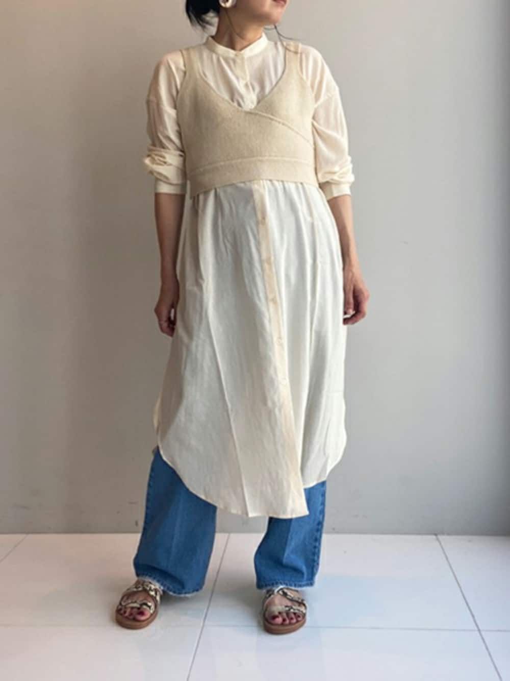 「ロングシャツ、ビスチェ、チュニック、シアーシャツ、シアー、バンドカラー、バンドカラーシャツ」｜「OZOCの【洗える】シアーロングシャツ（シャツ/ブラウス、ベージュ系）」を使った、OZOC_officialさん（レディース・159cm）の夏コーディネートの1枚目の写真