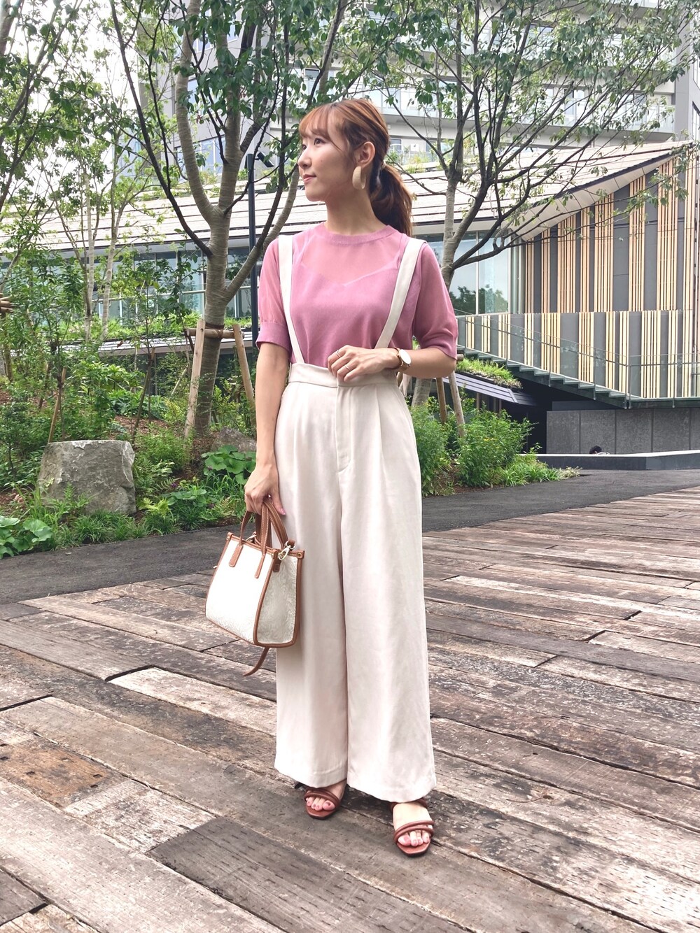 「くすみカラー、ラクチンコーデ、サスペンダー、今日のコーデ、プチプラ、キレイめ、夏、シアーニット、ゴブラン、OZOC」｜「OZOCの[洗える]シアーニット（トップス、ピンク系）」を使った、OZOC_officialさん（レディース・160cm）の夏コーディネートの1枚目の写真