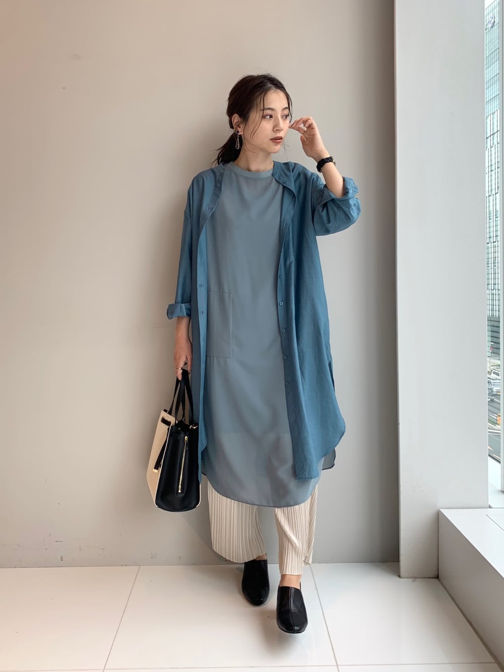 「シアー、シアーシャツ、シアーワンピース、シアー素材、リネン、プリーツ、プリーツパンツ、秋のコーデ、くすみカラー、ブルー」｜「OZOCのシアーレイヤードTシャツワンピース（ワンピース、ブルー系）」を使った、OZOC_officialさん（レディース・165cm）の夏コーディネートの1枚目の写真
