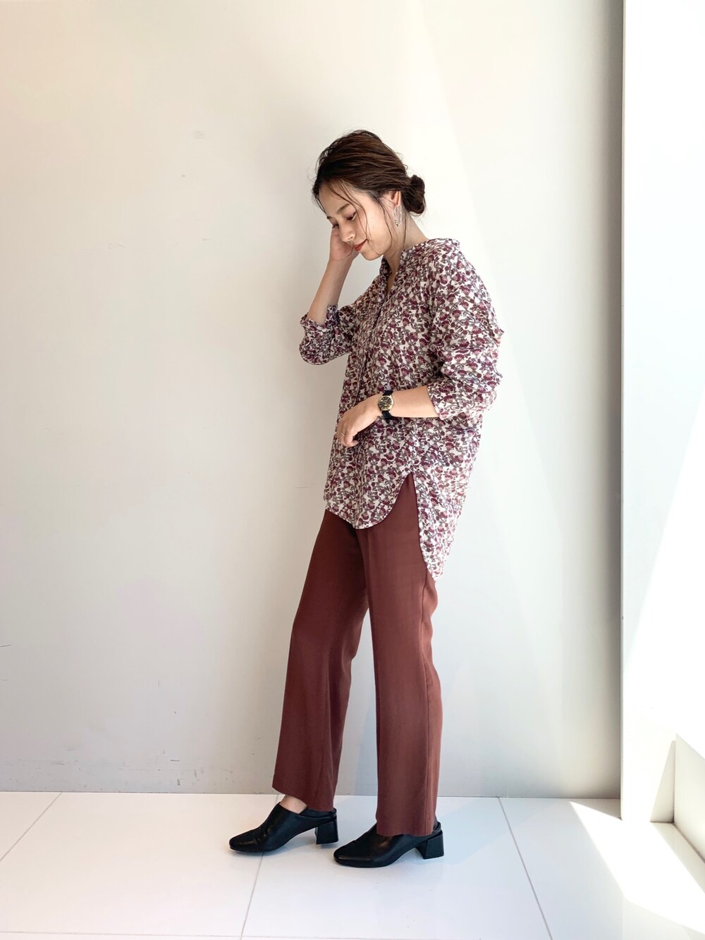 「花柄、花柄ブラウス、フレアパンツ、サテン、サテンパンツ、サボ、ヒール、センタープレス、ブラウス、大人コーデ」｜「OZOCの[洗える]フラワー柄スタンドカラーシャツ（シャツ/ブラウス、レッド系）」を使った、OZOC_officialさん（レディース・160cm）の夏コーディネートの1枚目の写真