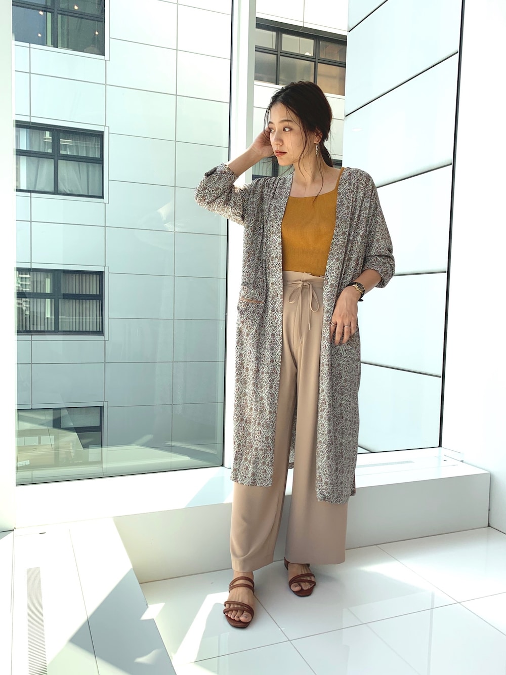 「花柄、花柄ｶﾞｳﾝ、花柄ガウンワンピース、サテン、サテンパンツ、ゆるコーデ、大人コーデ、秋カラー、パンツスタイル」｜「OZOCの[洗える]総柄ロングガウン（カーディガン/ボレロ、ベージュ系）」を使った、OZOC_officialさん（レディース・160cm）の夏コーディネートの1枚目の写真