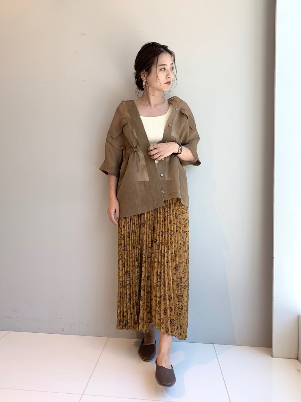 「シアーシャツ、シアー、タンクトップ、リブニット、スカート、プリーツスカート、プリーツ、オリエンタル柄、花柄、花柄スカート」｜「OZOCの[洗える]シアーミリタリーシャツブルゾン（シャツ/ブラウス、ブラウン系）」を使った、OZOC_officialさん（レディース・160cm）の夏コーディネートの1枚目の写真