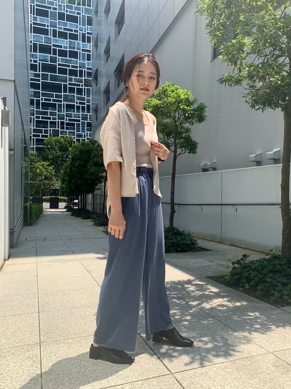 「シアー、シアーシャツ、ノースリーブ、ニット、タンクトップ、ワイドパンツ、パンツスタイル、カラーパンツ、カジュアル、ブルー」｜「OZOCの[洗える]シアー開襟シャツ（シャツ/ブラウス、ベージュ系）」を使った、OZOC_officialさん（レディース・160cm）の夏コーディネートの1枚目の写真