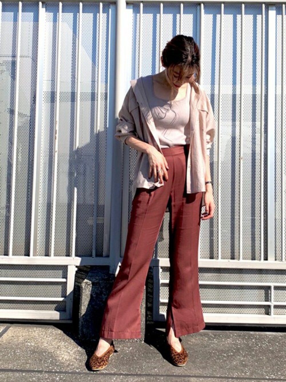 「タンクトップ、フレアパンツ、シアーシャツ、シアー」｜「OZOCのノースリーブニット（トップス、ホワイト系）」を使った、OZOC_officialさん（レディース・167cm）の夏コーディネートの1枚目の写真