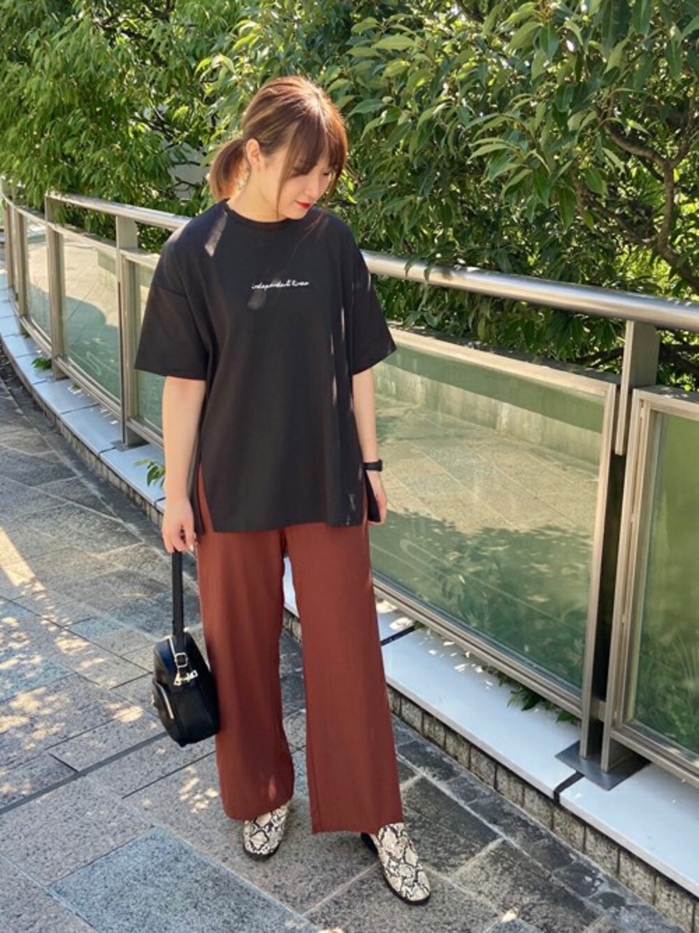 「ロゴT、オーバーサイズ、リラックスパンツ、ビッグT、刺繍ロゴ」｜「OZOCの[洗える]刺繍ロゴ オーバーサイズTシャツ（Tシャツ/カットソー、その他）」を使った、OZOC_officialさん（レディース・165cm）の夏コーディネートの1枚目の写真