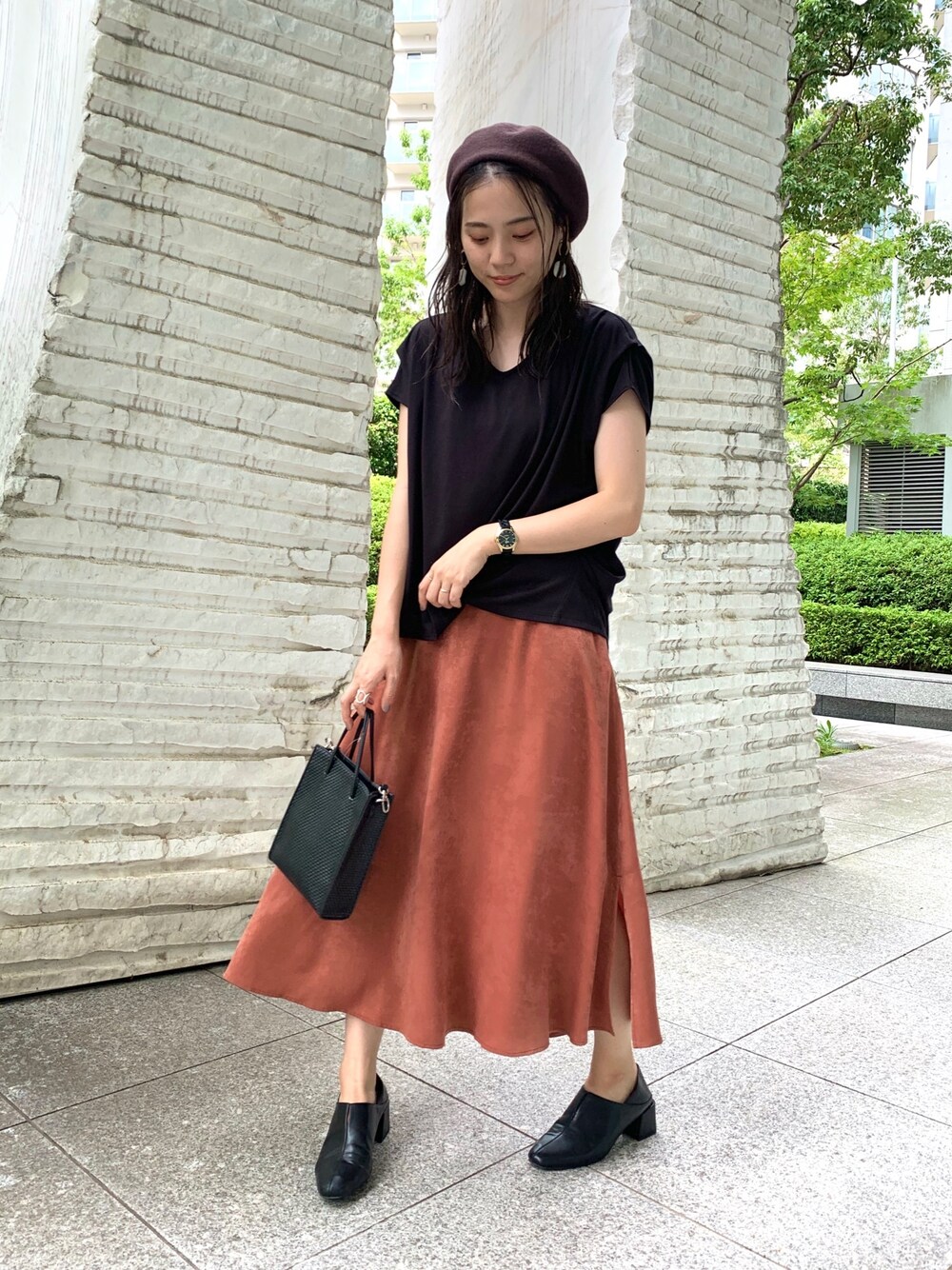 「シンプルコーデ、秋のコーデ、サテンスカート、オトナ女子、ロングスカート、ベレー帽、秋コーデ、ブラック、サボ」｜「OZOCの[26(S)/52(LL)WEB限定サイズ][洗濯機OK/UVカット]ニュアンスタックプルオーバー（Tシャツ/カットソー、ブラック系）」を使った、OZOC_officialさん（レディース・160cm）の秋コーディネートの1枚目の写真