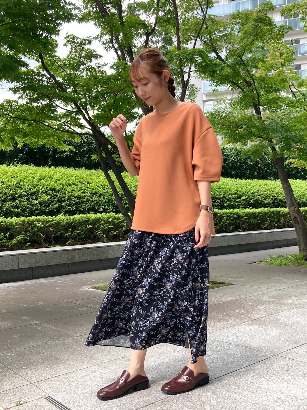 「オトナカジュアル、秋コーデ、プチプラコーデ、カジュアルコーデ、ビッグシルエット、ダンボールニット、シンプルコーデ、きれいめカジュアル、オーバーサイズ、OZOC」｜「OZOCの[洗える]ダンボール5分袖プルオーバー（Tシャツ/カットソー、イエロー系）」を使った、OZOC_officialさん（レディース・160cm）の秋コーディネートの1枚目の写真