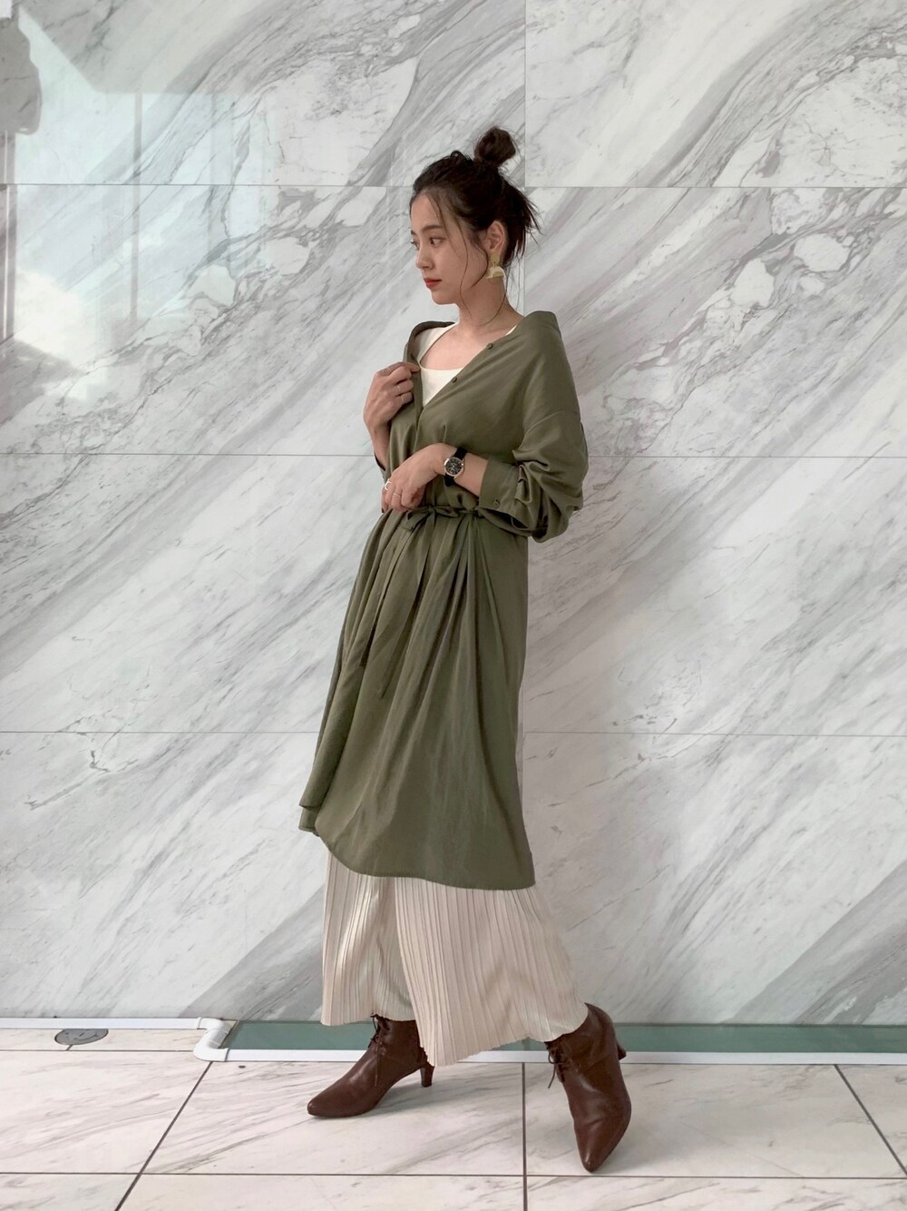 「パンツスタイル、シャツスタイル、シャツワンピ、シャツ、シャツワンピース、ロングシャツ、プリーツパンツ、プリーツ、カーキ、サテン」｜「OZOCのサイドサテンタックシャツワンピース（ワンピース、グリーン系）」を使った、OZOC_officialさん（レディース・160cm）の秋コーディネートの1枚目の写真