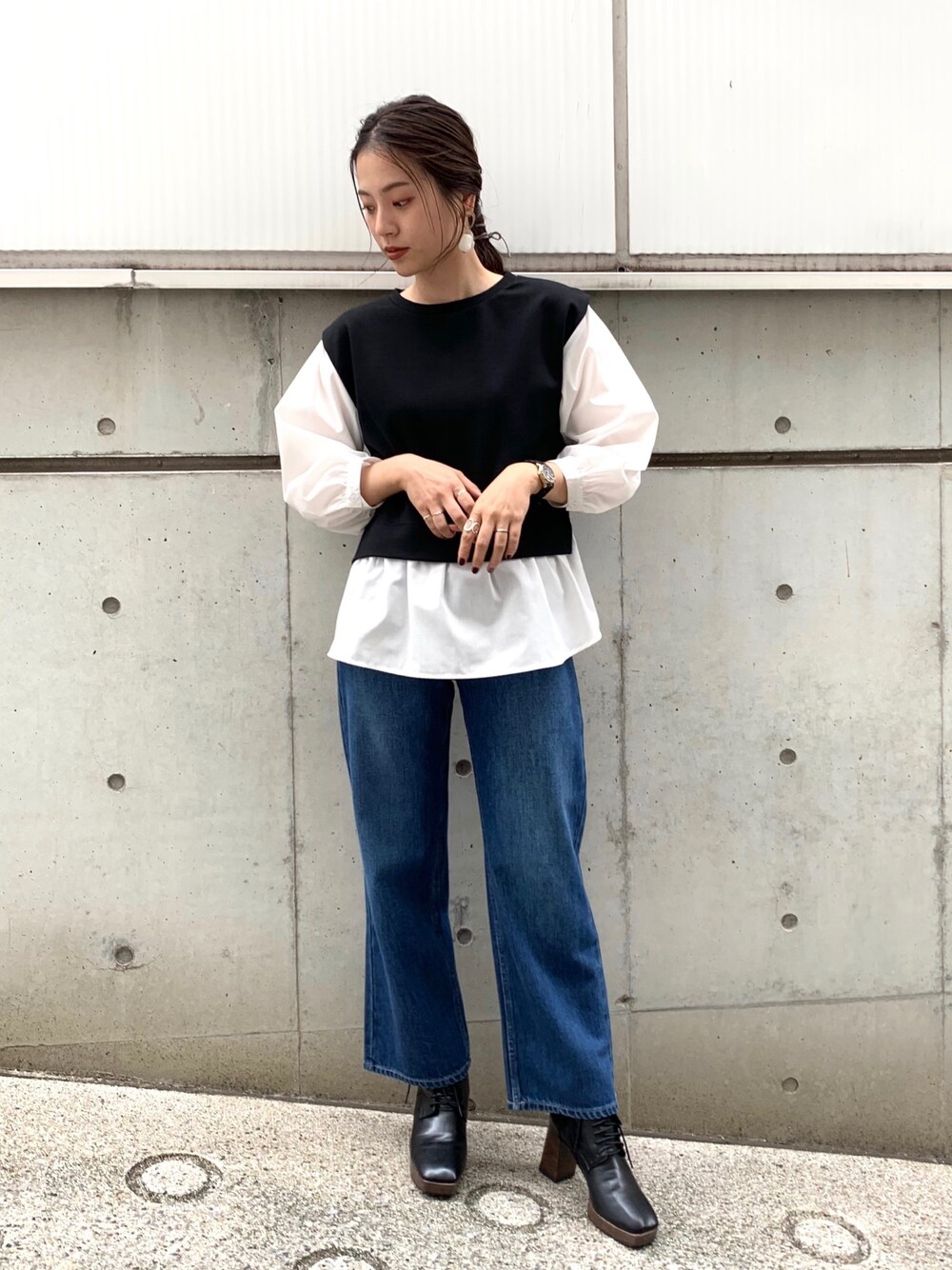 「シンプルコーデ、パンツスタイル、デニム、デニムパンツ、レイヤードスタイル、レイヤード風、レイヤード、秋服、ラクチンコーデ、ブーツ」｜「OZOCのレイヤード風ブラウス（シャツ/ブラウス、ブラック系）」を使った、OZOC_officialさん（レディース・165cm）の秋コーディネートの1枚目の写真