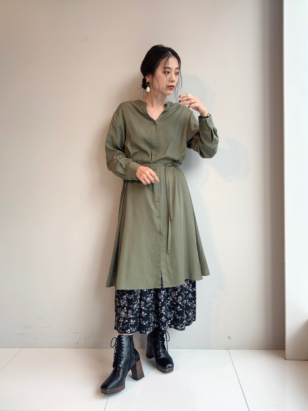 「カーキ、秋コーデ、シャツスタイル、シャツワンピ、シャツワンピース、花柄、花柄スカート、ワンピース、ブーツ、レースアップシューズ」｜「OZOCのサイドサテンタックシャツワンピース（ワンピース/ドレス、グリーン系）」を使った、OZOC_officialさん（レディース・165cm）の秋コーディネートの1枚目の写真