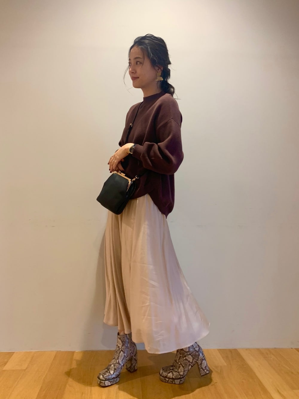 「秋のコーデ、セットアップ、ブーツ、パイソン柄、ブラウン、がまぐちバック、大人カジュアル、サテンスカート」｜「OZOCの【洗える/SET】ニットトップス×シアースカートセットアップ（セットアップ、ブラウン系）」を使った、OZOC_officialさん（レディース・165cm）の秋コーディネートの1枚目の写真