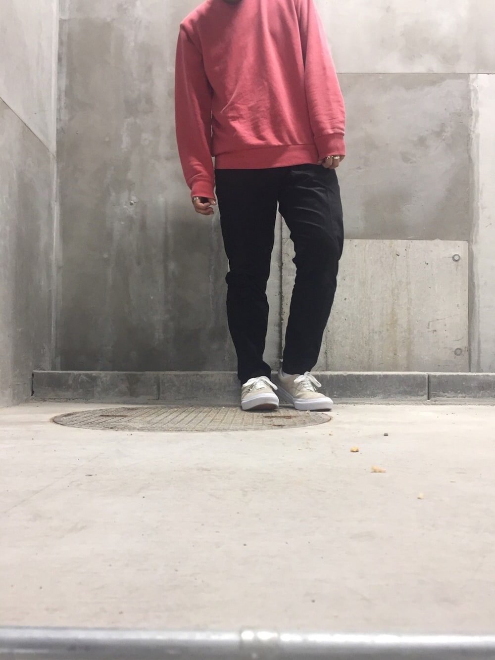 「スウェット、秋冬、シンプル、アキコーデ、おしゃれさんと繋がりたい、UR20th_SOP、SENSEOFPLACE、原宿、服バカ、メンズライク」｜「SENSE OF PLACE by URBAN RESEARCHのピグメントスウェットシャツ（Tシャツ/カットソー、レッド系）」を使った、ひろきさん（メンズ・161cm）の秋コーディネートの1枚目の写真
