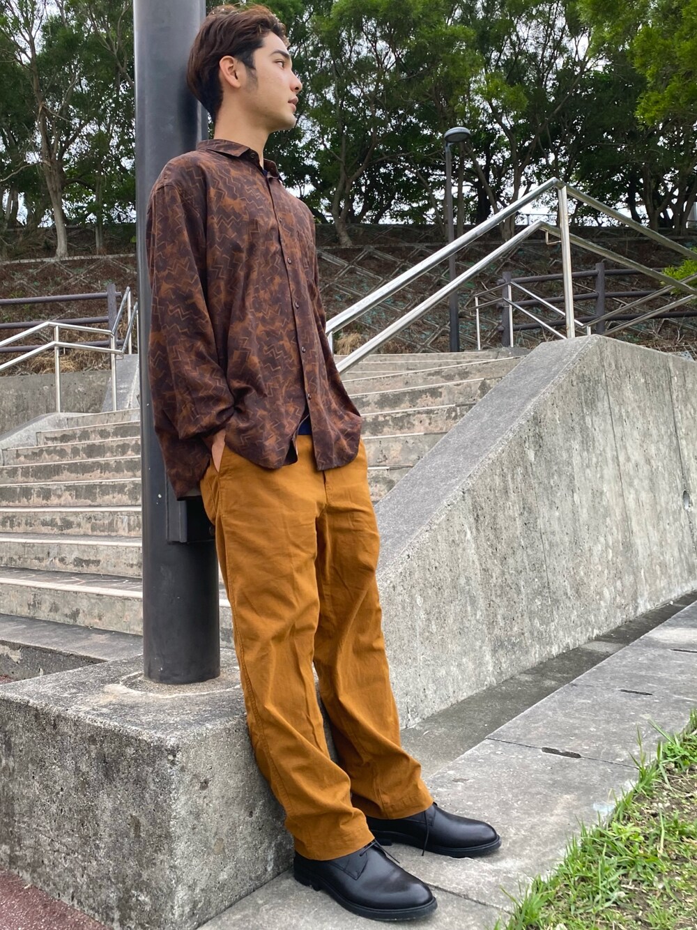 ブラウン系のシャツ/ブラウス、ブラック系のドレスシューズを着用したメンズの秋コーディネートの1枚目の写真