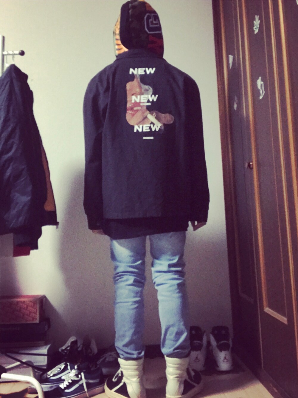 「スニーカー、RICK OWENS、supreme、abathingape、ジオバス、スキニーデニム、モード、ストリート、シンプルコーデ」｜「A BATHING APEのアイテム（パーカー、グリーン系）」を使った、bapeさん（メンズ・169cm）の冬コーディネートの1枚目の写真