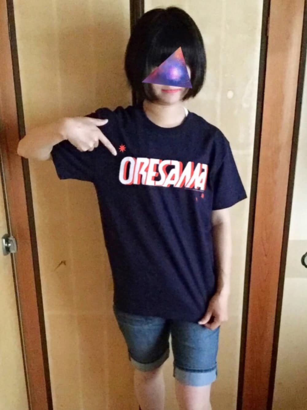 ブルー系のTシャツ/カットソー、ピンク系の音楽/本・雑誌を着用したレディースの春コーディネートの1枚目の写真