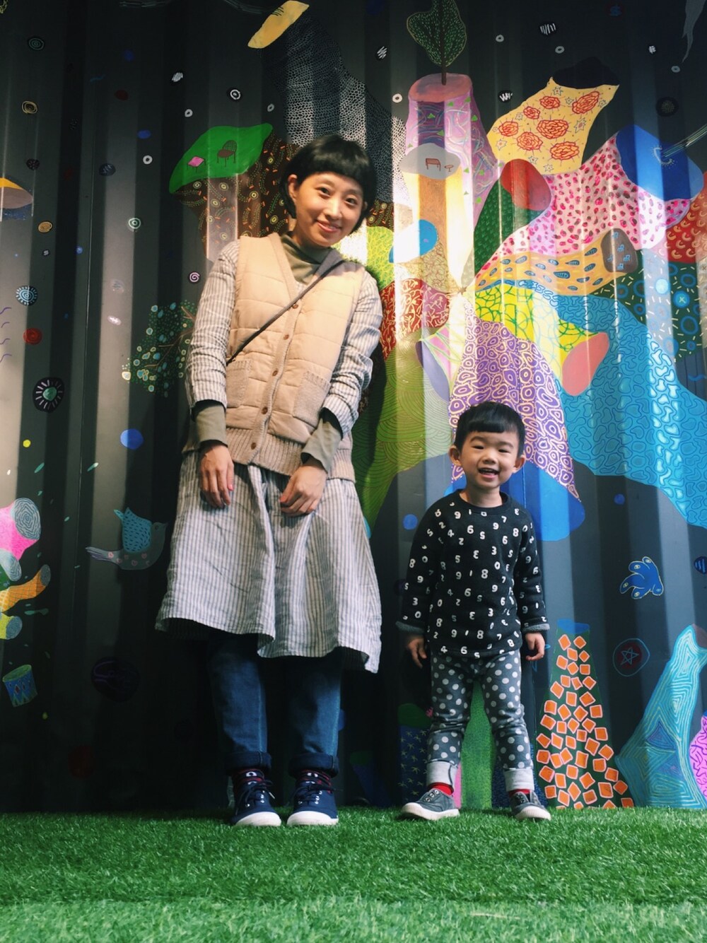 「親子コーデ、moca、TAIPEI、台北、美術館」｜「marimekkoのWOMEN ON THE SOCKS / HIETA（ソックス/靴下、レッド系）」を使った、Heaven Taiさん（キッズ・90cm）の春コーディネートの1枚目の写真