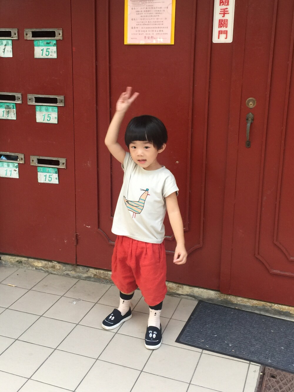 「台北」｜「no brandのアイテム（Tシャツ/カットソー、ブルー系）」を使った、Heaven Taiさん（キッズ・90cm）の秋コーディネートの1枚目の写真
