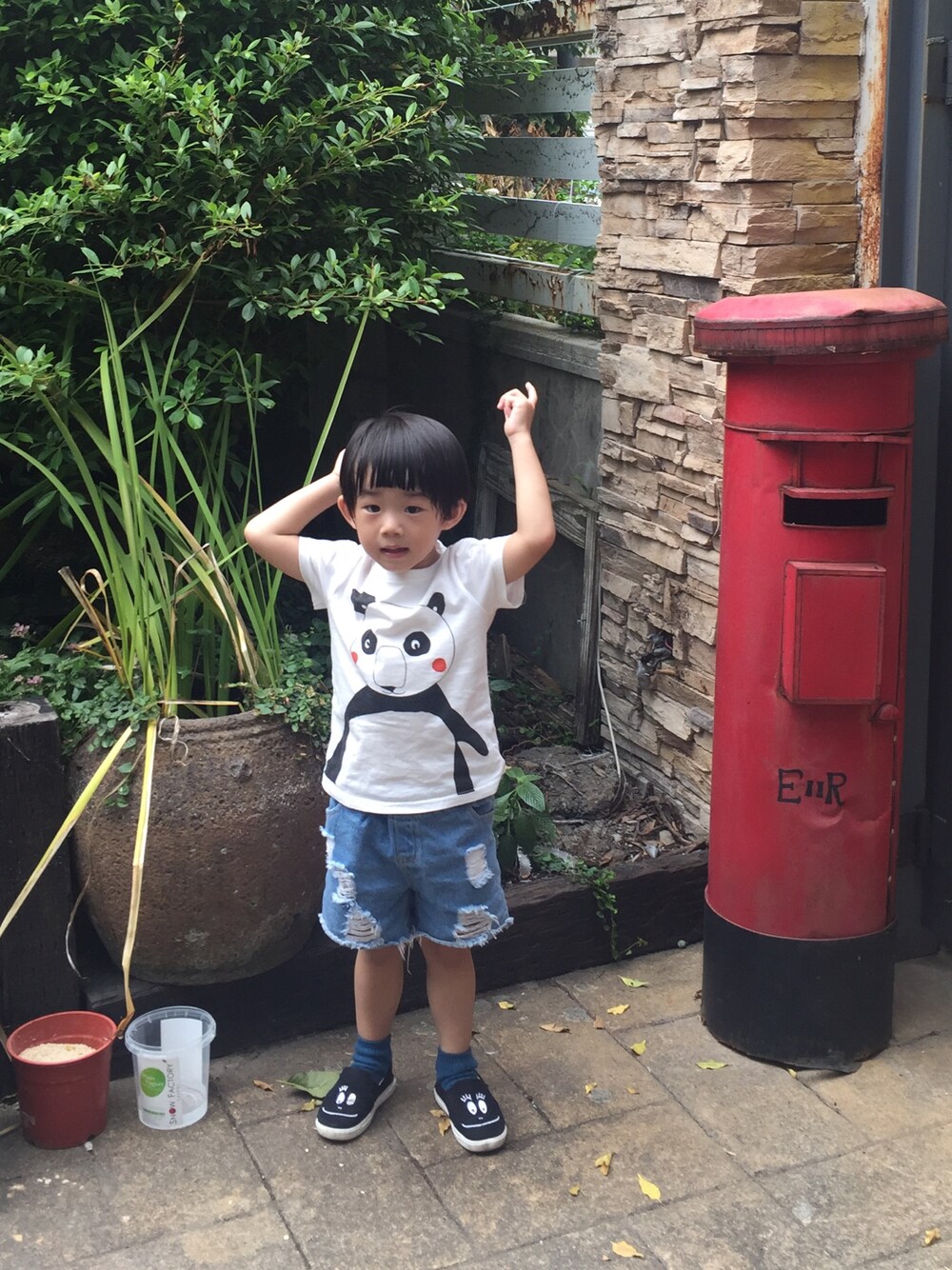 「no brandのアイテム（Tシャツ/カットソー、ホワイト系）」を使った、Heaven Taiさん（キッズ・90cm）の秋コーディネートの1枚目の写真