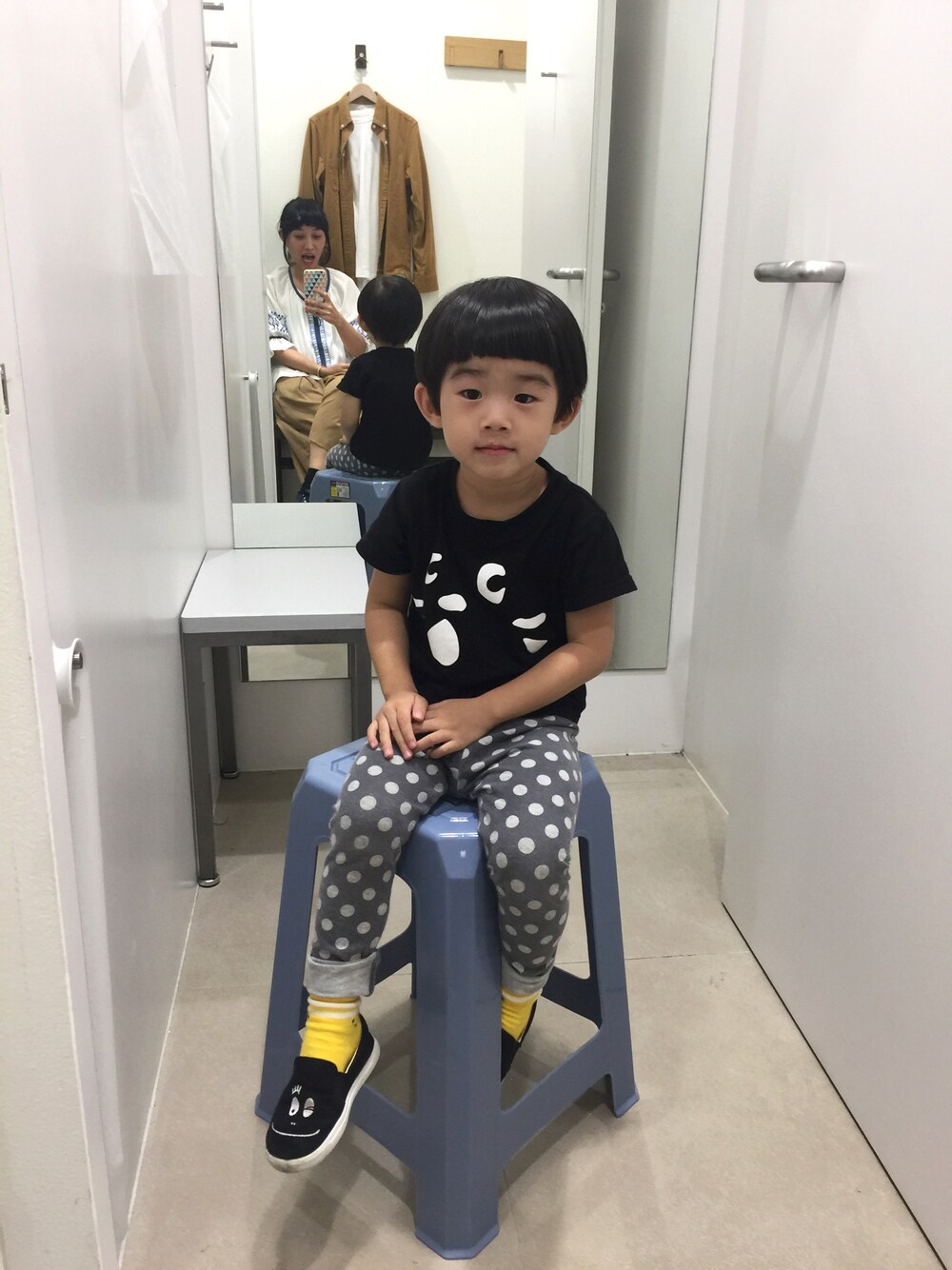 「UNIQLOのアイテム（パンツ、グレー系）」を使った、Heaven Taiさん（キッズ・90cm）の秋コーディネートの1枚目の写真
