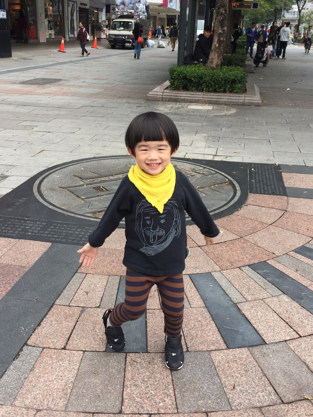 「UNIQLOのアイテム（パンツ、その他）」を使った、Heaven Taiさん（キッズ・100cm）の秋コーディネートの1枚目の写真