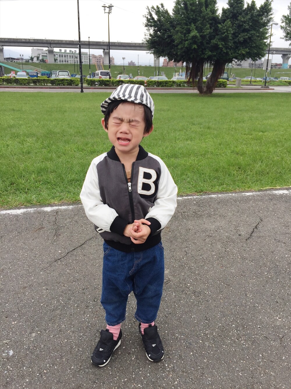 「Reebokの【Reebok(リーボック)】バーサポンプフューリ12cm-13cm（スニーカー、ブラック系）」を使った、Heaven Taiさん（キッズ・100cm）の秋コーディネートの1枚目の写真