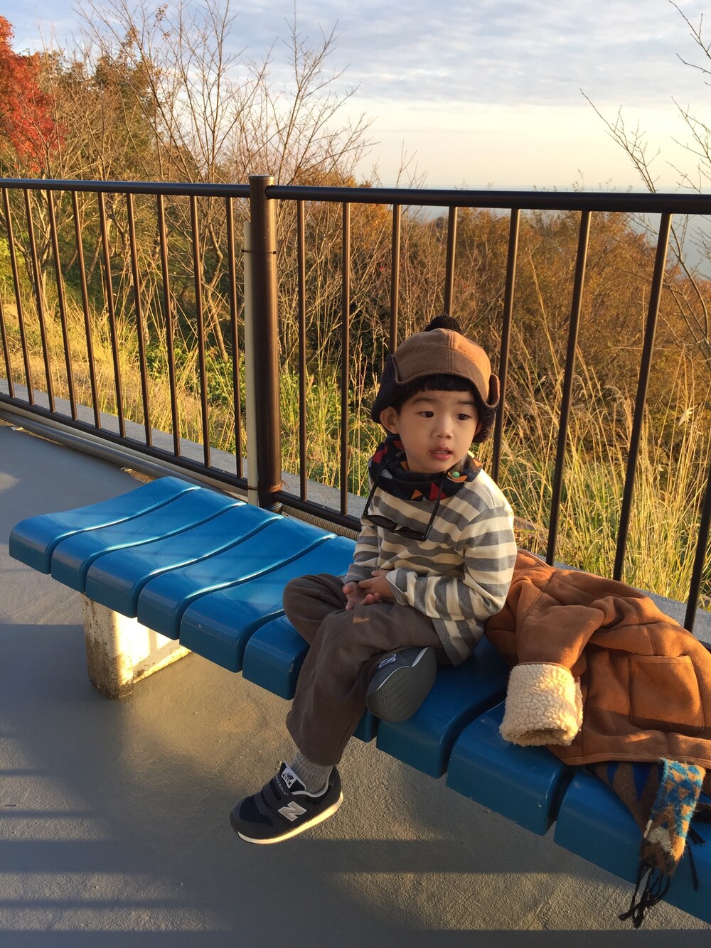 「NEW BALANCEのアイテム（スニーカー、ブルー系）」を使った、Heaven Taiさん（キッズ・100cm）の冬コーディネートの1枚目の写真