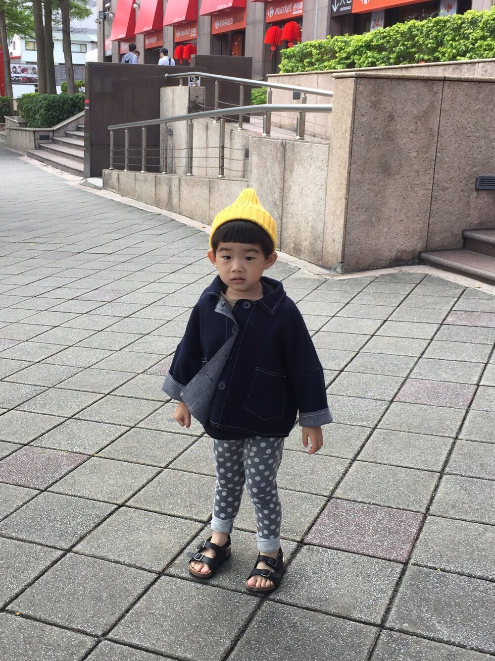 「UNIQLOのアイテム（パンツ、グレー系）」を使った、Heaven Taiさん（キッズ・100cm）の冬コーディネートの1枚目の写真