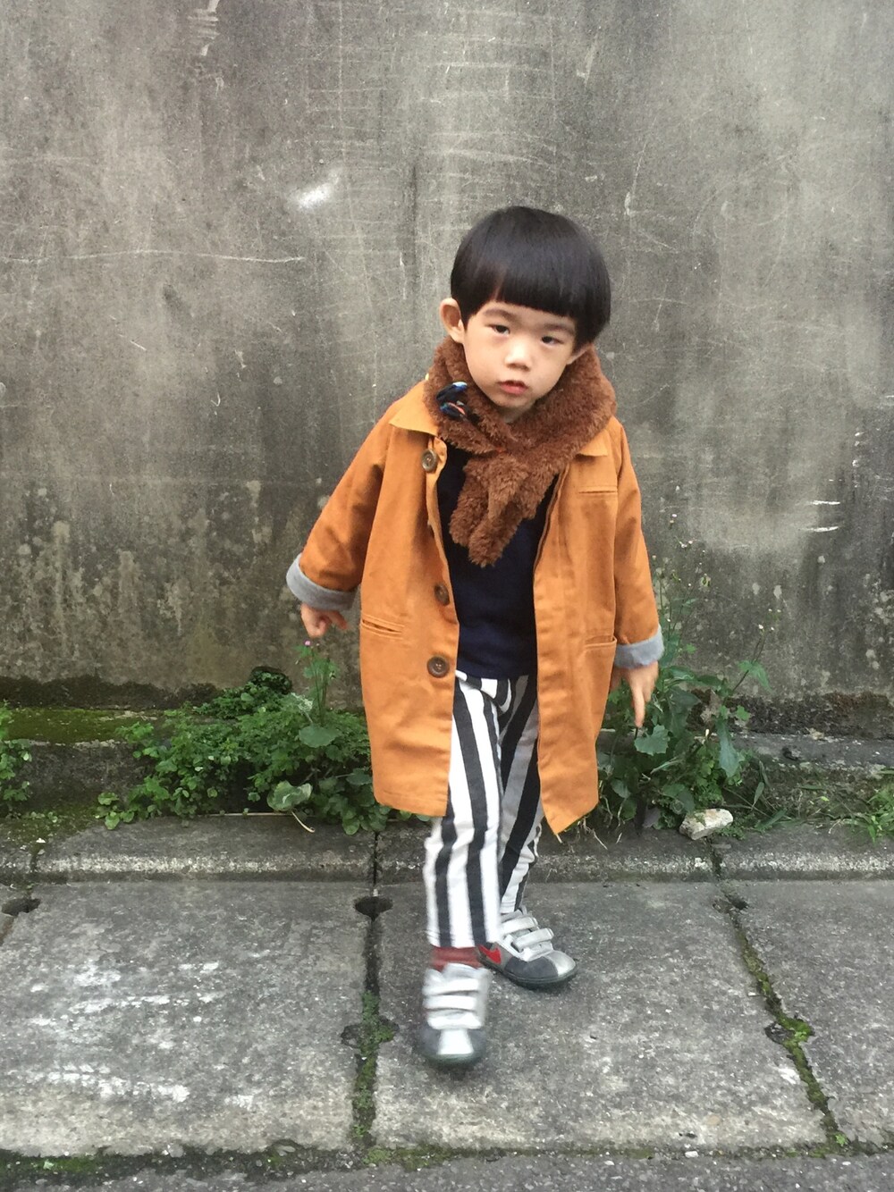 「現在夢中製作所のアイテム（マフラー、ブラウン系）」を使った、Heaven Taiさん（キッズ・100cm）の冬コーディネートの1枚目の写真