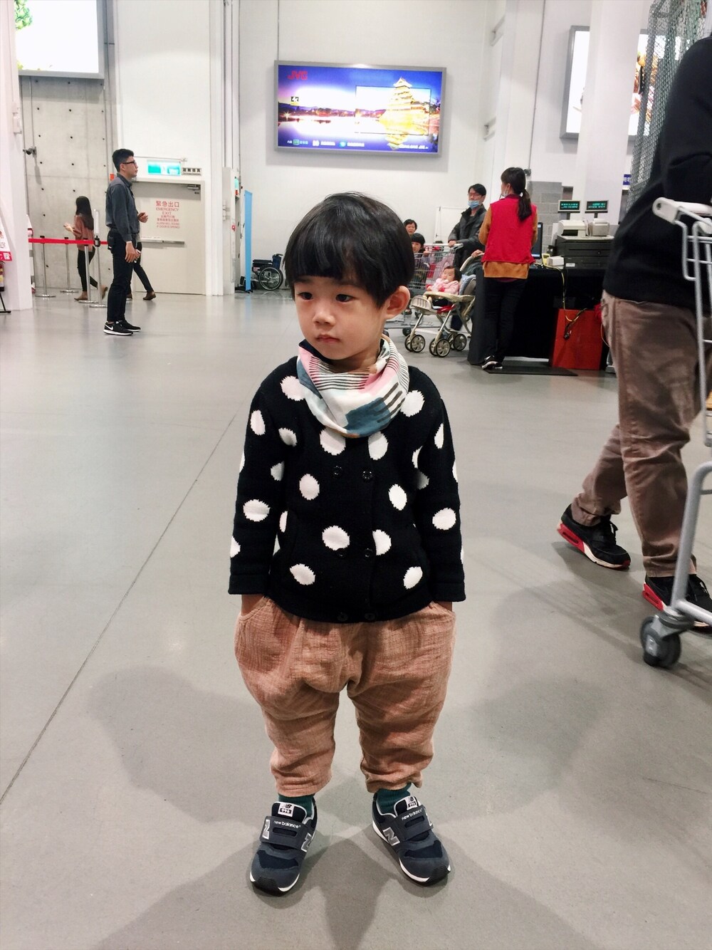 「現在夢中製作所のアイテム（マフラー、その他）」を使った、Heaven Taiさん（キッズ・100cm）の冬コーディネートの1枚目の写真
