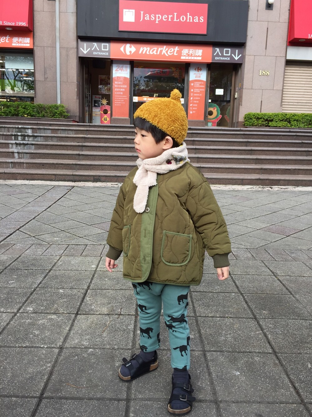 「亀、手作りマフラー、動物マフラー」｜「Handmadeのアイテム（マフラー、ベージュ系）」を使った、Heaven Taiさん（キッズ・100cm）の冬コーディネートの1枚目の写真