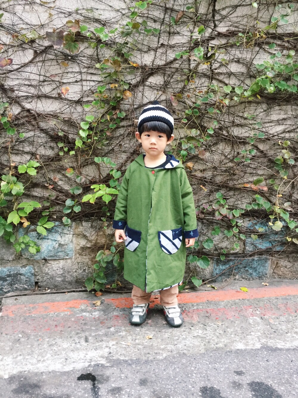 「手作り子供服」｜「Handmadeのアイテム（カバーオール、グリーン系）」を使った、Heaven Taiさん（キッズ・100cm）の冬コーディネートの1枚目の写真