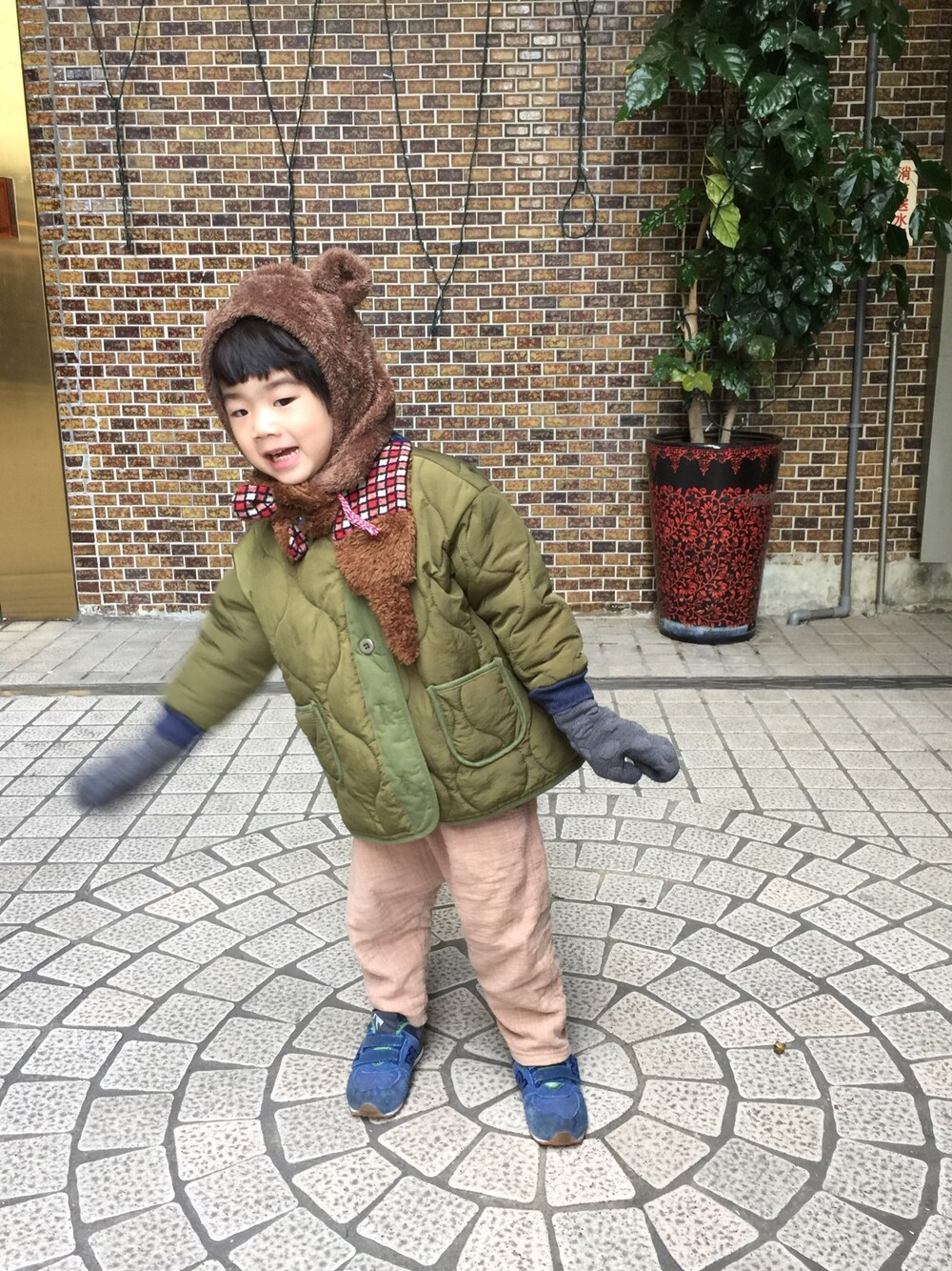 「現在夢中製作所のアイテム（マフラー、ブラウン系）」を使った、Heaven Taiさん（キッズ・100cm）の冬コーディネートの1枚目の写真