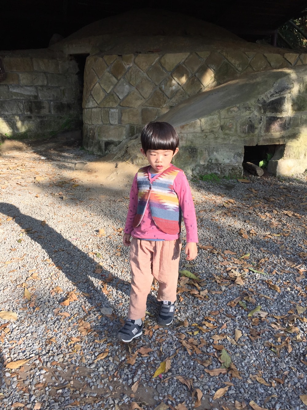 「手作り子供服、outdoor」｜「現在夢中製作所のアイテム（ベスト、レッド系）」を使った、Heaven Taiさん（キッズ・100cm）の春コーディネートの1枚目の写真