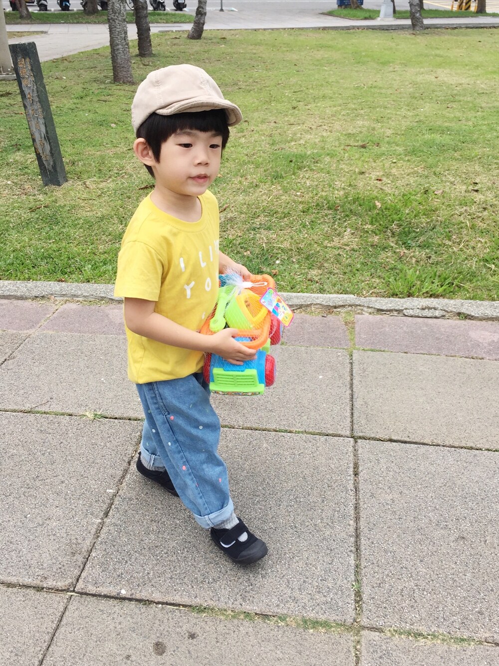 「no brandのアイテム（デニムパンツ、ブルー系）」を使った、Heaven Taiさん（キッズ・100cm）の春コーディネートの1枚目の写真