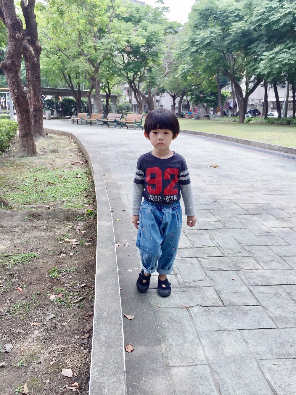 「no brandのアイテム（パンツ、ブルー系）」を使った、Heaven Taiさん（キッズ・100cm）の春コーディネートの1枚目の写真