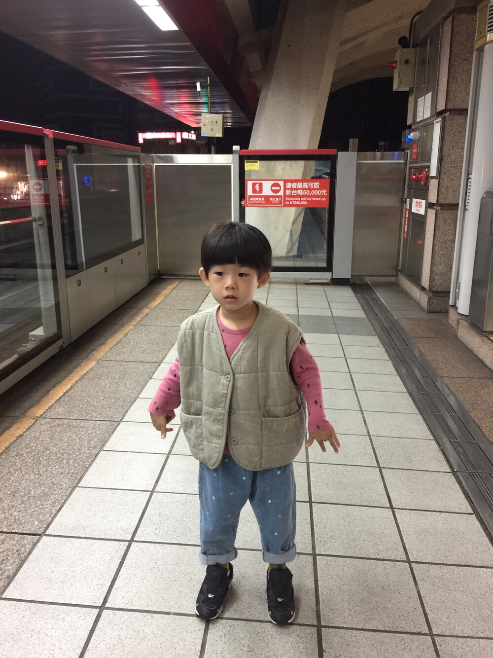 「Reebokの【Reebok(リーボック)】バーサポンプフューリ12cm-13cm（スニーカー、ブラック系）」を使った、Heaven Taiさん（キッズ・100cm）の秋コーディネートの1枚目の写真