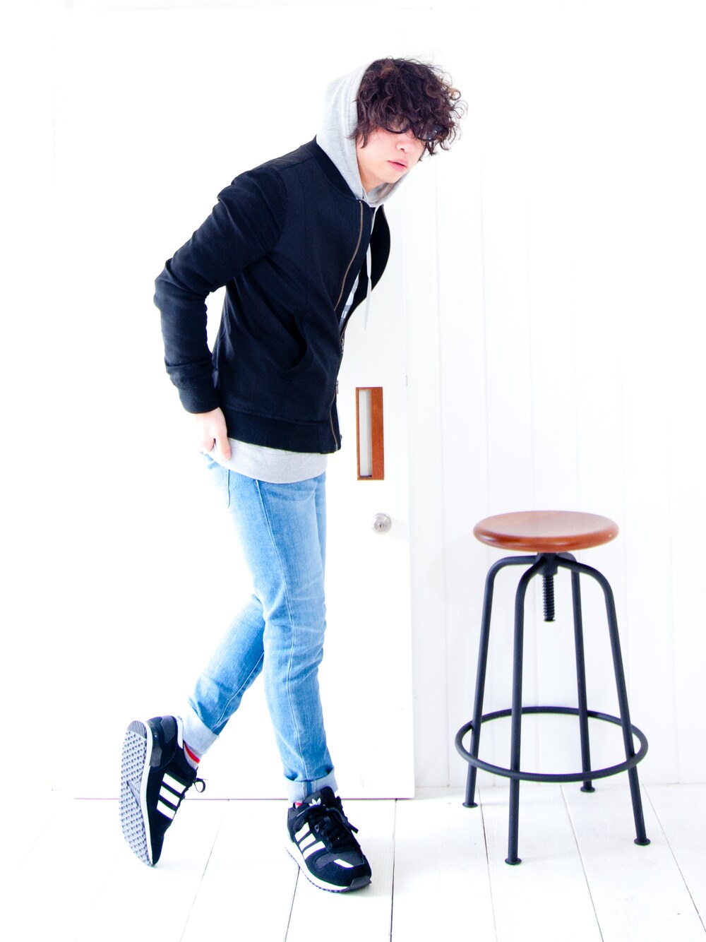 「カジュアル、パーカー、パーカー グレー」｜「STUDIOUSのSTUDIOUS Gabardine/MA-1 MADE IN JAPAN（ミリタリージャケット、ブラック系）」を使った、えてるさん（メンズ・159cm）の春コーディネートの1枚目の写真