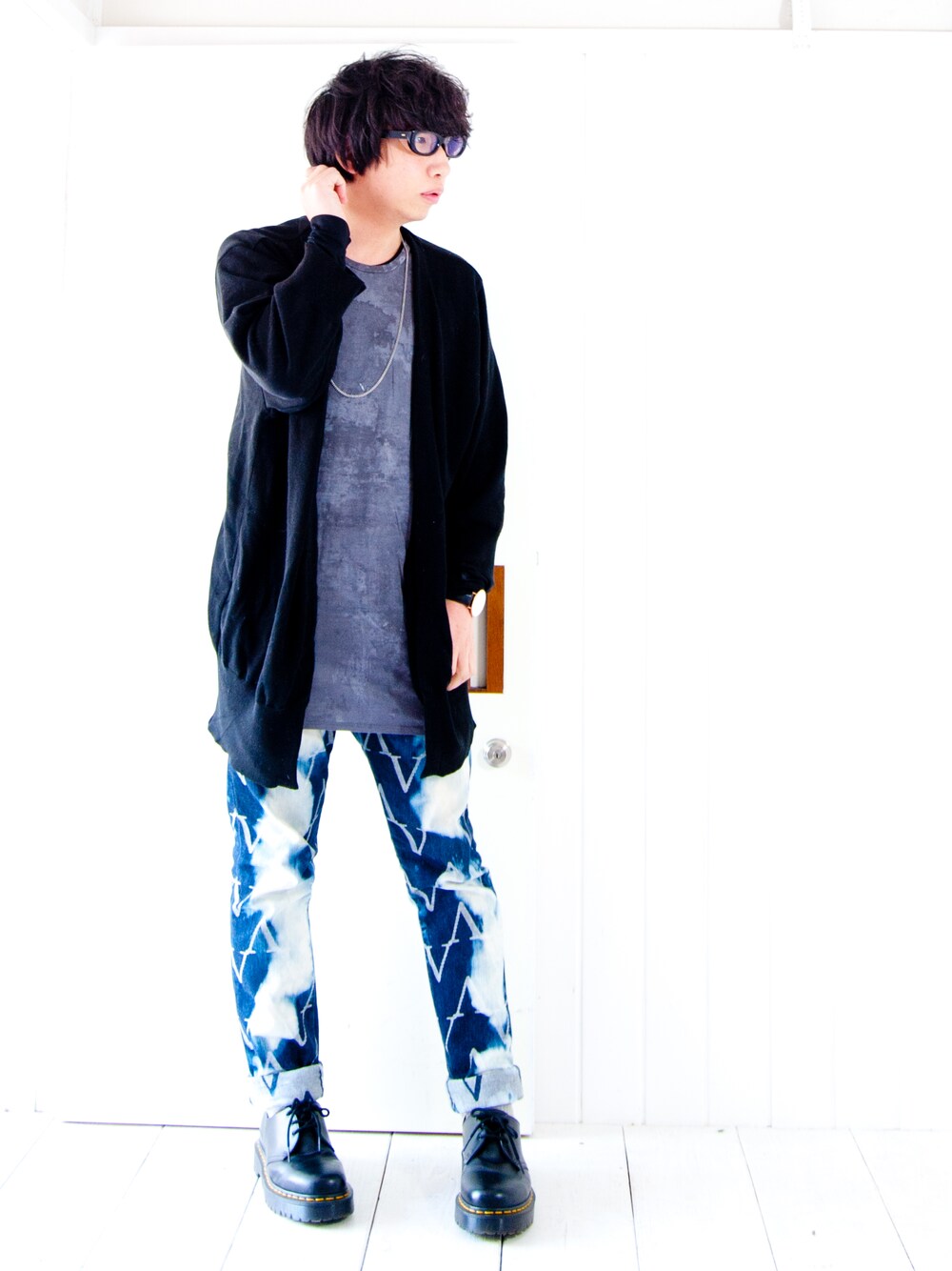 ブラック系のカーディガン/ボレロ、グレー系のトップス、ブルー系のデニムパンツを着用したメンズの春コーディネートの1枚目の写真