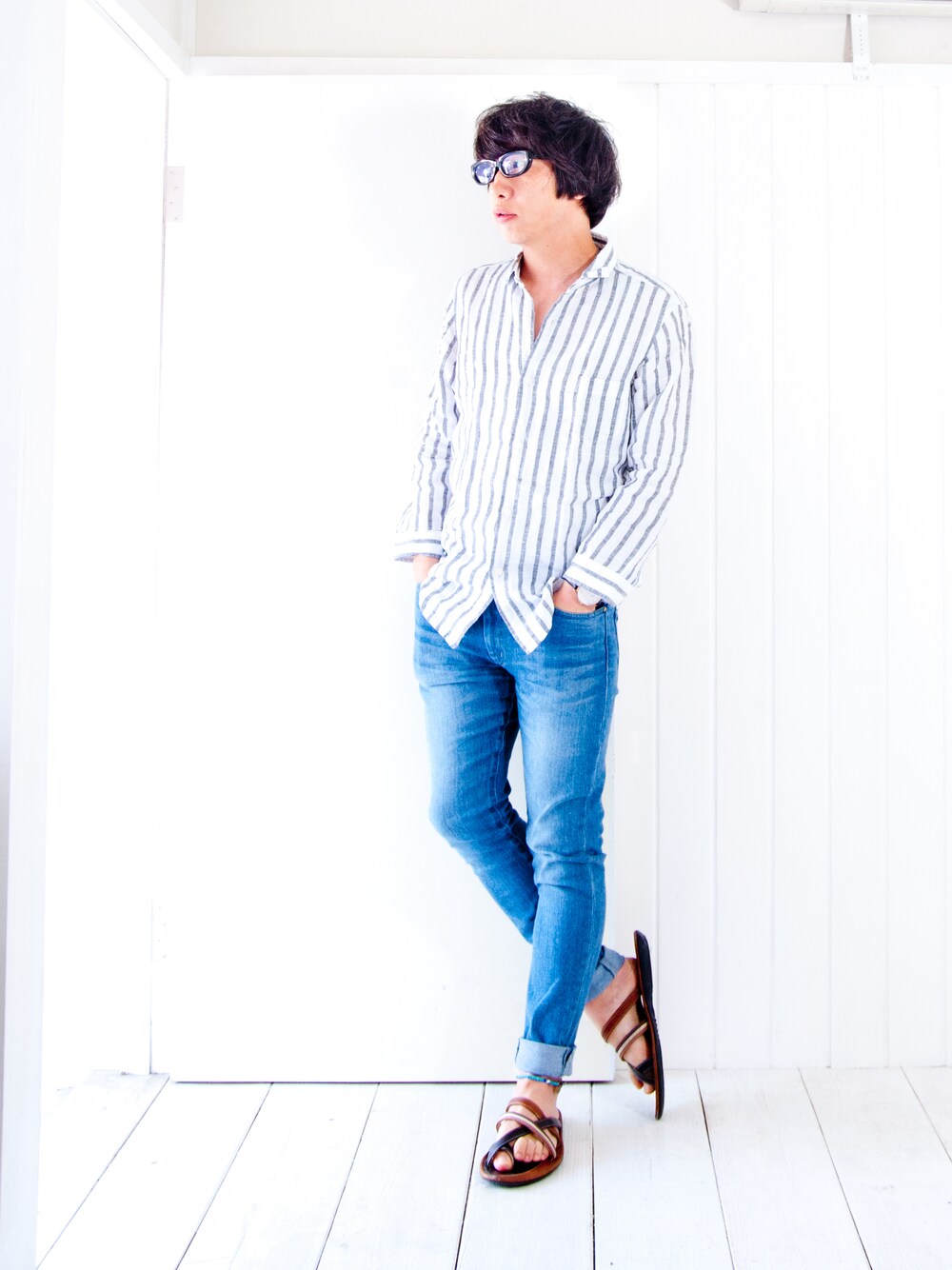 その他のシャツ/ブラウス、ブルー系のデニムパンツ、ブラウン系のサンダルを着用したメンズの夏コーディネートの1枚目の写真