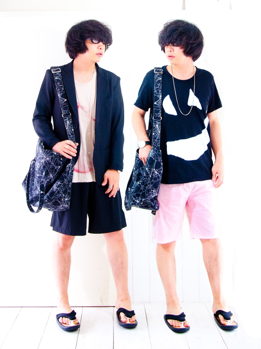 「シンプル、ハーフパンツ、サンダル、ラフ、短パン、夏コーデ、黒×ピンク、サマージャケット、マッシュルームショートヘアー、マッシュルームカット」｜「STUDIOUSのSTUDIOUS サマーCOOLライトジャケット（テーラードジャケット、ブラック系）」を使った、えてるさん（メンズ・159cm）の夏コーディネートの1枚目の写真