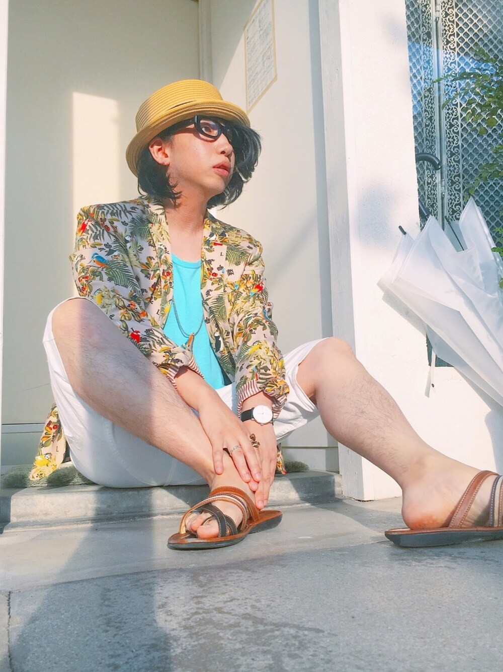 ベージュ系のテーラードジャケット、ブルー系のTシャツ/カットソー、ホワイト系のその他パンツを着用したメンズの夏コーディネートの1枚目の写真
