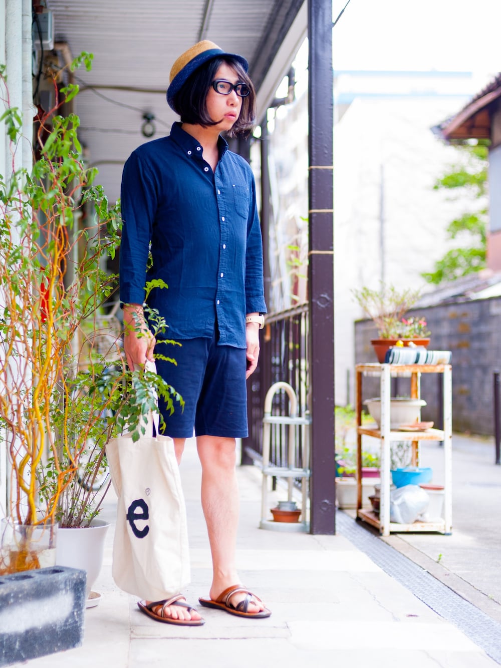 「ネイビー、ネイビー×ネイビー、夏コーデ、麦わら帽子」｜「tk.TAKEO KIKUCHIの山ポケットリネンシャツ（シャツ/ブラウス、ブルー系）」を使った、えてるさん（メンズ・160cm）の夏コーディネートの1枚目の写真